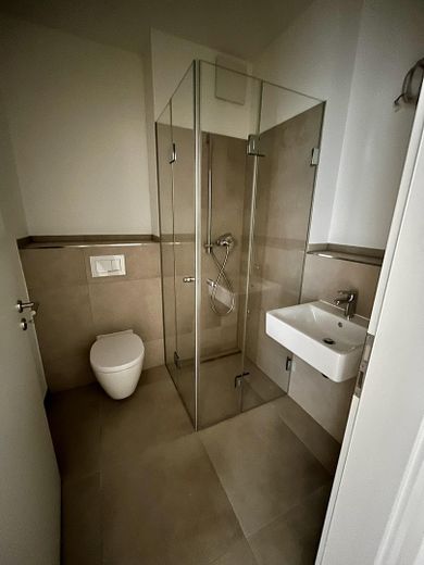 Lichtdurchflutete 4-Zimmer-Wohnung mit Südbalkon in den Wolf Höfe – Gäste Badezimmer