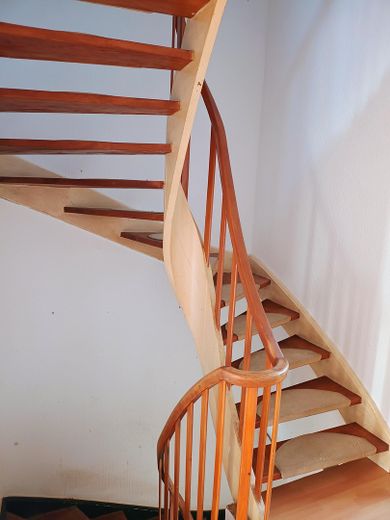 منزل متلاصق في موقع هادئ في لوبكه – Treppe zum Dachboden