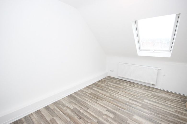 Inversión de capital: 5 habitaciones + plaza de aparcamiento, 8,5 % de rentabilidad bruta, potencial de ampliación del ático – Foto 21