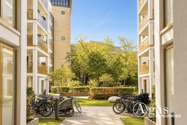 Posizione eccellente! Appartamento di 3 locali con balcone e posto auto in autorimessa sotterranea a Berlin Mitte – Innenhof