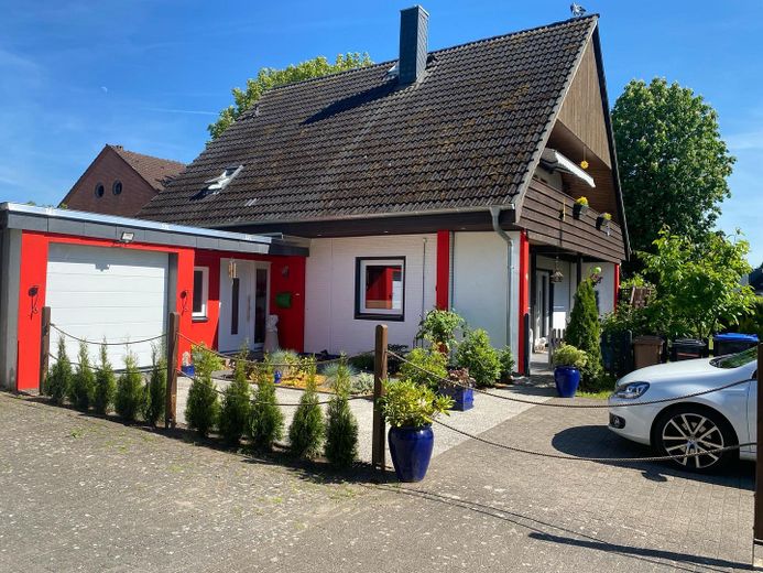 Modernisiertes Einfamilienhaus mit Kamin,Wallbox,bezugsfertig & tollem Wohngefühl – Seitenansicht