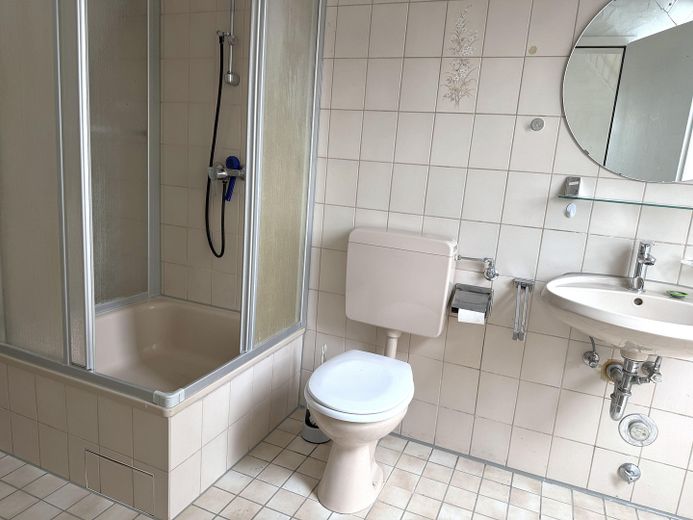 Charmantes 1-Zimmer-Apartment mit Einbauküche im Herzen der Öhringer Altstadt – Badezimmer