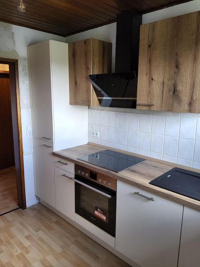 Sonnige 3-Zimmer-Wohnung mit EBK, Balkon, Keller, Garage und Stellplatz – EBK