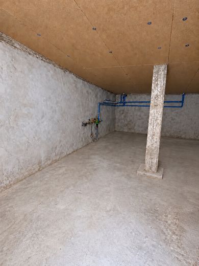 Tarihi ahşap karkas, modern yaşam konforuyla buluşuyor – kendine özgü cazibesiyle kapsamlı yenilenmiş sıra ev – Heizungskeller