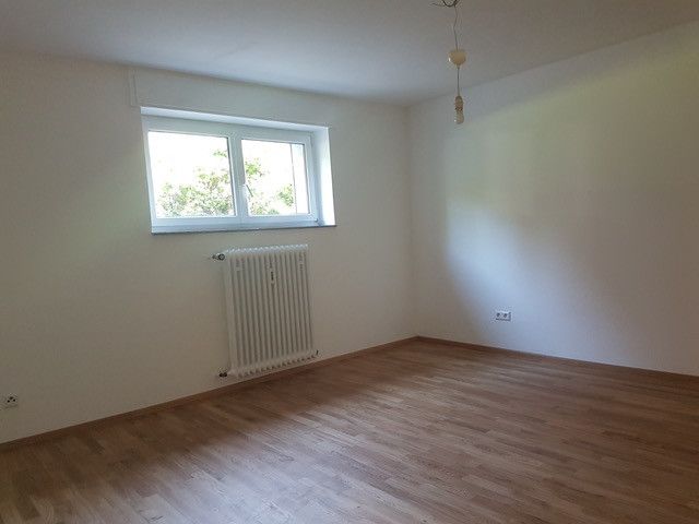 1 ZKB neues Bad, Küche & Elektrik / Lassallestr / Parkett – Zimmer