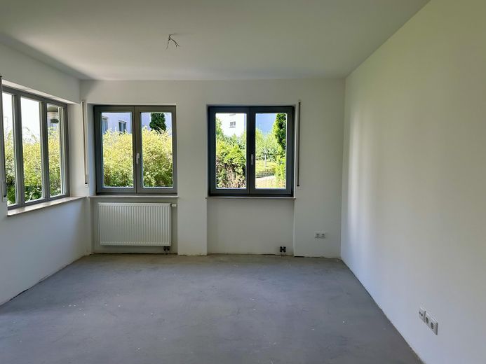 Erstbezug nach Sanierung – 3-Raum-Wohnung mit Terrasse & Garten – Wohnzimmer