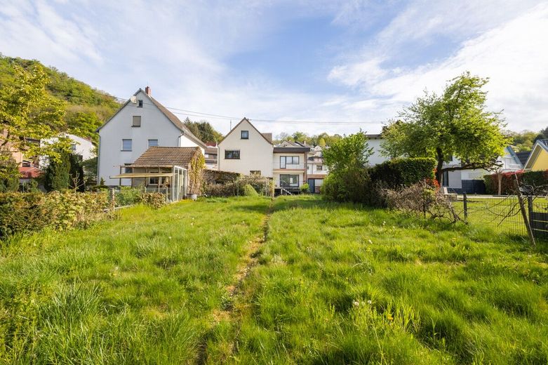 Großes Wohnhaus mit Garage, Garten und Zugang zum Fockenbach: Viel Raum für Ideen in Niederbreitbach – Gartenblick