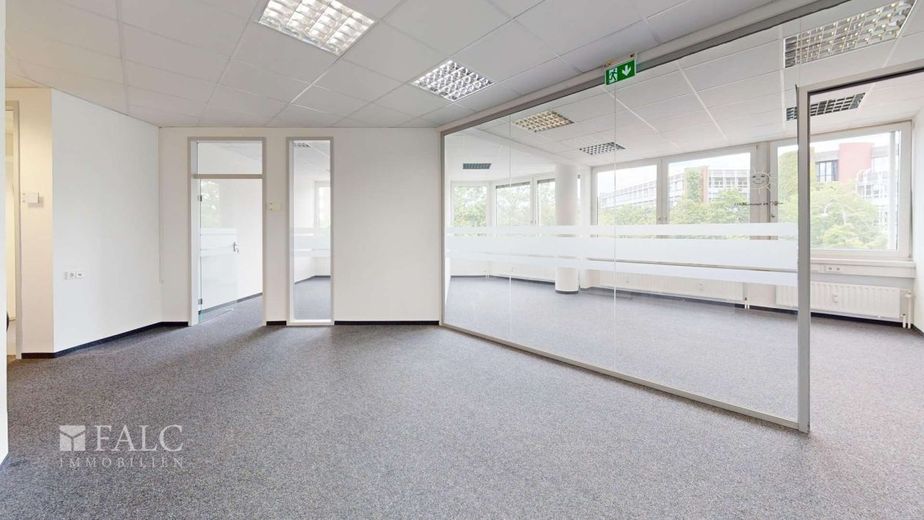 Modernisiertes Büro im 1.OG mit 10 TG-Stellplätzen / neben ADAC – Empfang