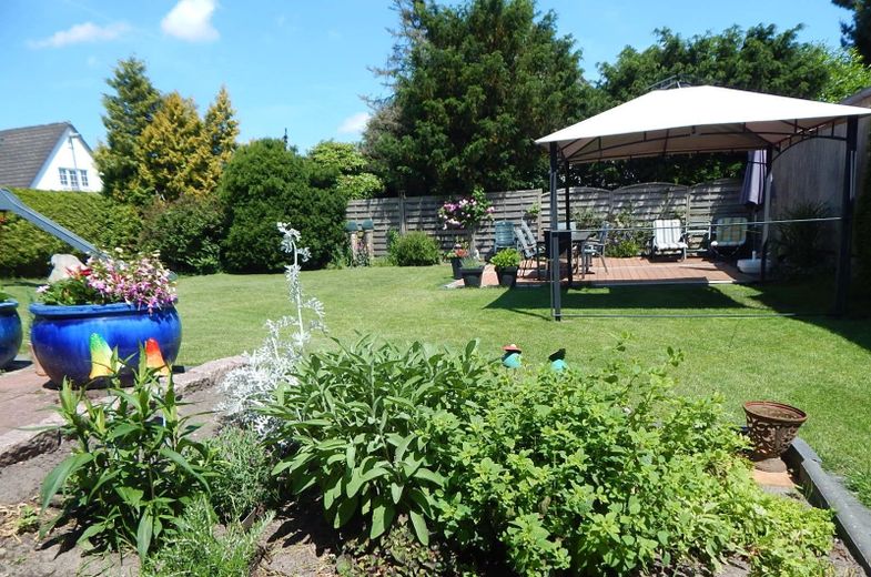 Elmshorn’da çok yönlü tek veya iki ailelik ev – Aile, home office veya kısmi kiralama için alan! – Garten