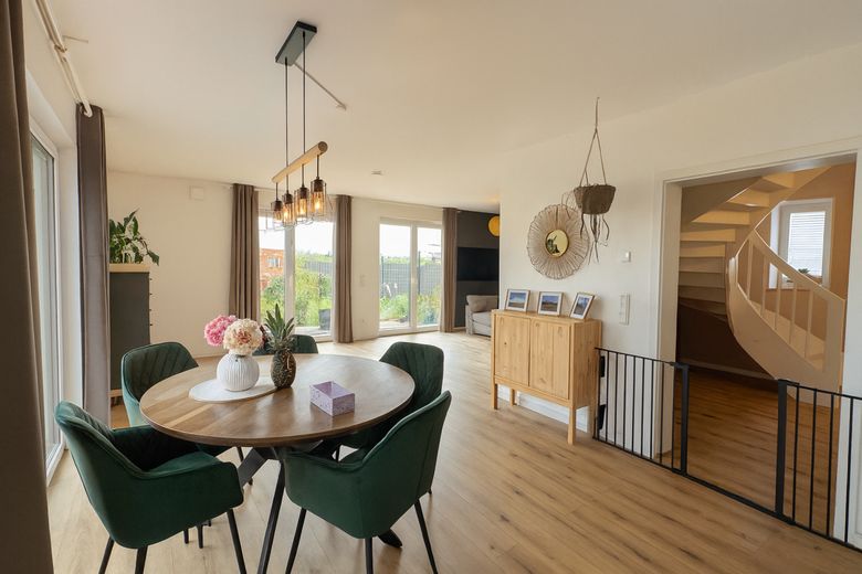 Neuwertig! Freistehendes KFW40 Einfamilienhaus mit großem Garten und Feldblick in einem Neubaugebiet – Essbereich