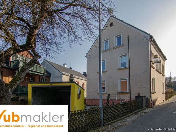 Zweifamilienhaus in Helmbrechts – zentral, aber ruhig gelegen – Foto 1