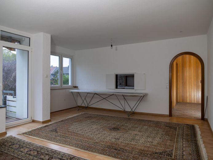 Renovierte 4-Zimmerwohnung in Duisburg-Mittelmeiderich demnächst zu vermieten – Wohnzimmer