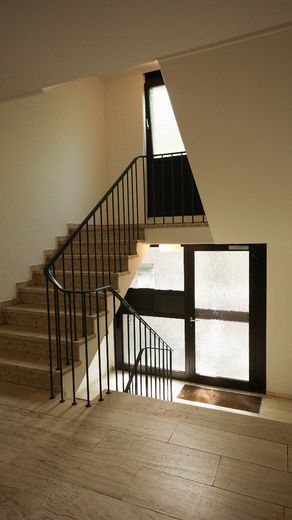 Vermietete 2-Zimmer-Eigentumswohnung mit Balkon und Duplexstellplatz in Köln-Braunsfeld – Treppenhaus