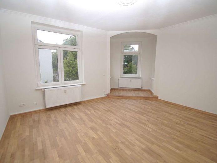 Appartement de 4 pièces avec BALCON à Taucha, salle de bains avec baignoire, sol stratifié – Photo 1