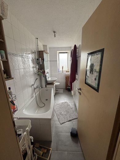 Helle 3-Zimmer-Dachgeschosswohnung mit Balkon & Einbauküche – Haustiere erlaubt – Bad mit Badewanne