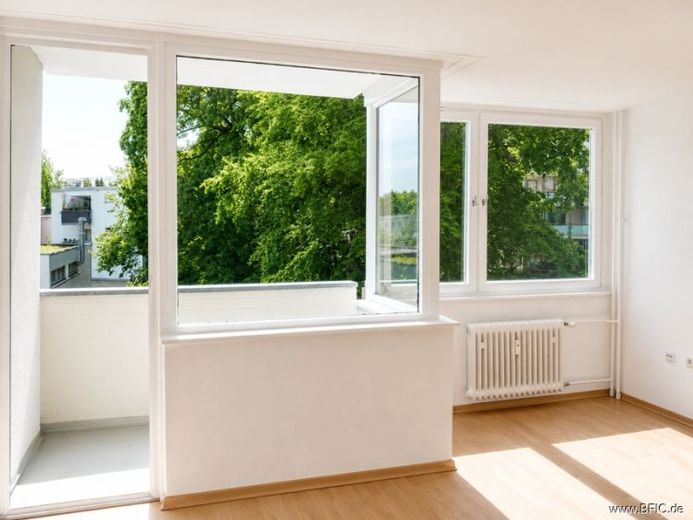 bezugsfreies Apartment im Grünen, mit S/W-Balkon und Garage – Foto 1