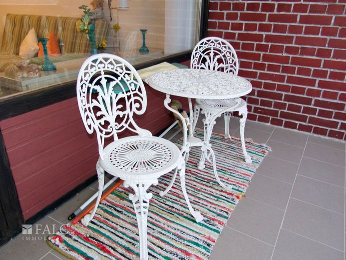 Einfach Mehr: Gepflegte Nichtraucher-2-Zimmer-Wohnung, möbiliert, TG, Aufzug, Süd-Loggia-Balkon. – Süd-Loggia-Balkon