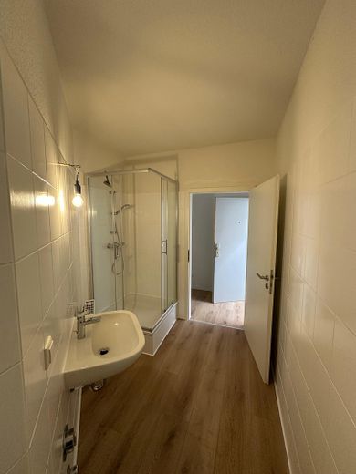 Badezimmer – Blick zum Eingang