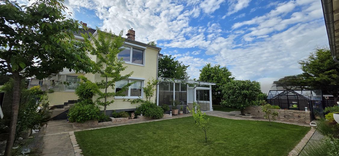 More than a house: exceptional property with plenty of space for living, working and your own ideas – Innenansicht Garten