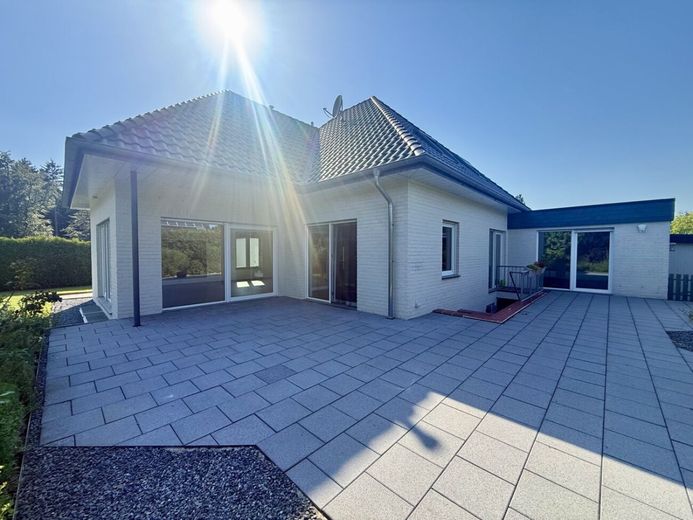 Moderner Wohntraum mit Einliegerwohnung und großer Sonnenterrasse im Speckmantel von Stadthagen – Terrassenansicht