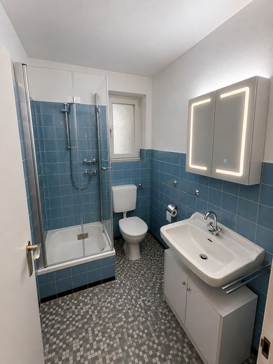 Appartement moderne avec nouvelle cuisine équipée, terrasse et mobilier partiel – disponible immédiatement ! – Badezimmer