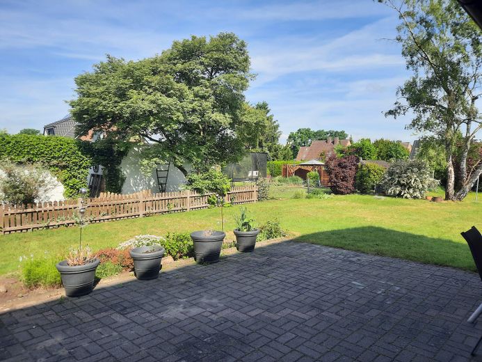 Casa unifamiliare con possibilità di appartamento indipendente/alloggio multigenerazionale su terreno spazioso - senza provvigione – Blick von der Terrasse 