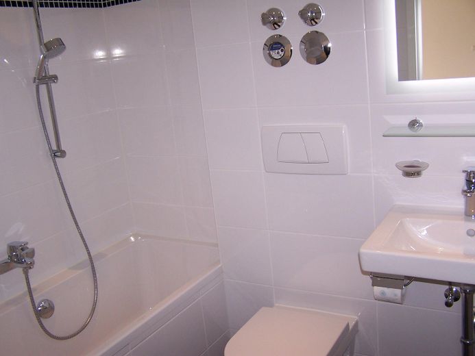 SCHWABING-WEST HELLE, MODERNISIERTE 2-ZIMMER-WOHNUNG MIT LOGGIA, SCHWIMMBAD UND GROSSER DACHTERRASSE – Details