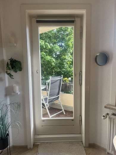 Wohnzimmer mit Black ins Grüne