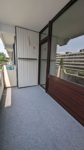 Modernes Apartment mit Balkon, Einbauküche und PKW-Stellplatz – Balkon