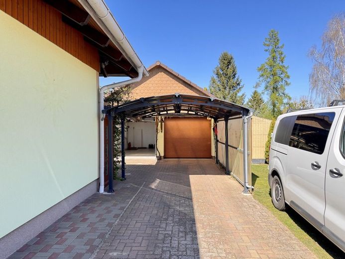 HORN IMMOBILIEN + Einfamilienhaus mit Einbauküche, Doppelgarage und Keller in Krugsdorf bei Pasewalk – Carport