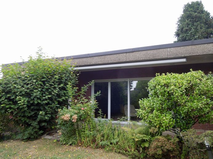 Bungalow im Grünen - provisionsfrei – Blick auf das Wohnzimmer 