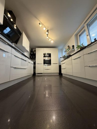 1–2 Familienhaus mit ca.300 m² Wfl.auf großzügigem 1.050-m²-Grundstück–ideal für Wohnen und Arbeiten – Küche EG