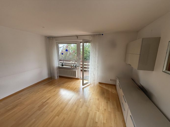 Provisionsfreies Dreifamilienhaus mit attraktiven Extras – Wohnzimmer Schatten der