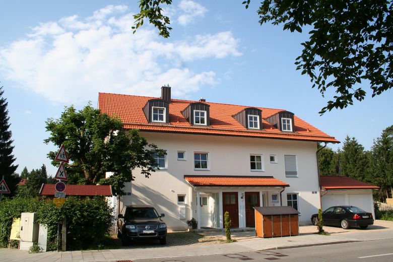 Mediterraner Wohntraum in Baldham: Stilvolle Maisonette mit Garten – Hausfront