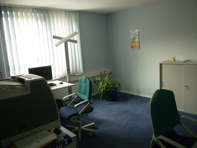Büro mit Einrichtung