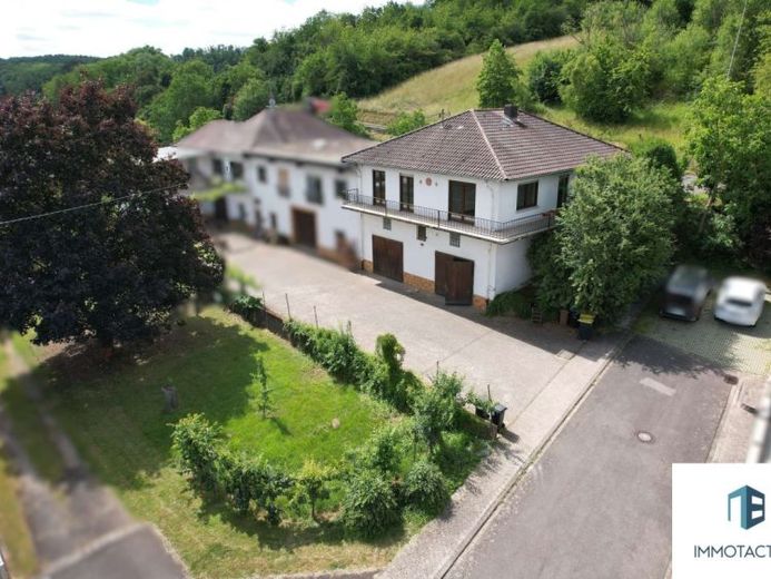 Einfamilienhaus mit umlaufendem Balkon, zwei großen Maxi-Garagen, Garten und unverbaubarem Weitblick – Foto 1