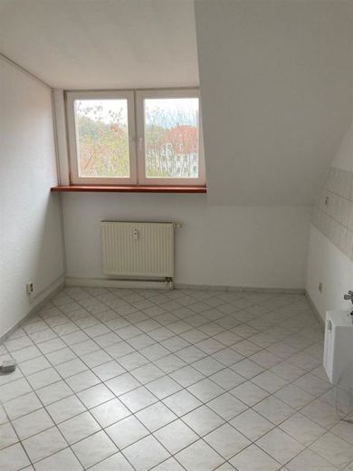 Großzügige DG 4-Zimmer mit Laminat, Wannenbad und Balkon in ruhiger Lage! – PHOTO-2023-04-27-10-12-25_2