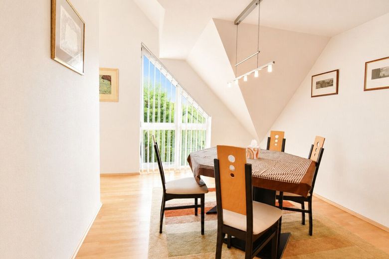 Elegante 3 - 4 Zi Maisonette mit Galerie mitten in Königstein – Essbereich