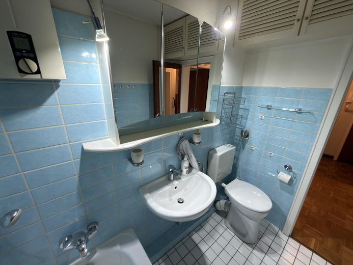 Grünes Bahrenfeld: appartamento libero di 3 locali con terrazza, aiuola e garage sotterraneo – Badezimmer