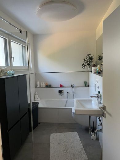 Exklusive 2,5 Zimmer Wohnung mit Aufzug, Niedrigenergiehaus mit PV Mieterstrom – Badezimmer