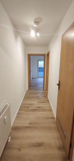 Modernisierte 2-Zimmer Wohnung im 2. OG mit EBK, Balkon, KFZ-Stellplatz und Kellerabteil – Blick zum Wohnzimmer