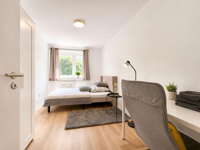 WG-Neugründung! Charmantes Zimmer in frisch sanierter 4-Zimmer-WG, München – Zimmer rechts