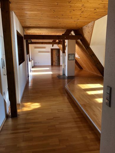 Ruim 3,5-kamerappartement met balkon, tuin en parkeerplaats – Foto 14
