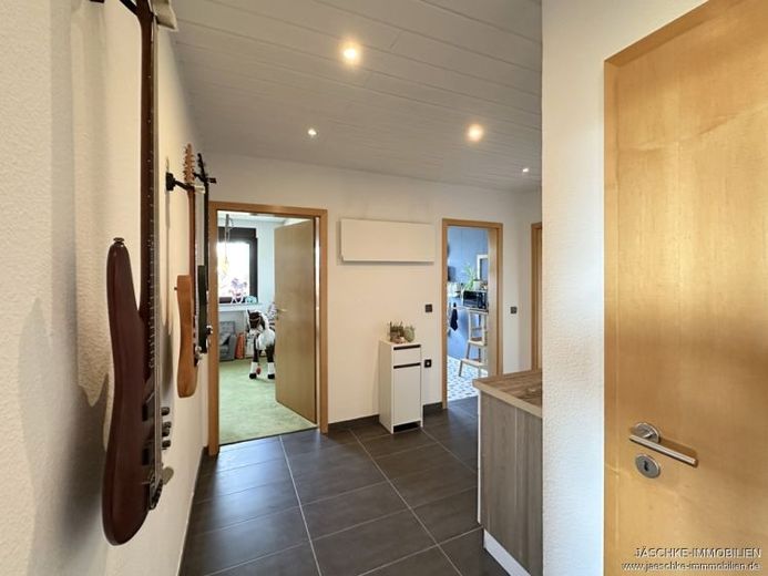 JÄSCHKE - Großzügige 4-Zimmer-Dachgeschosswohnung mit Gartenanteil und Garage – फोटो 1