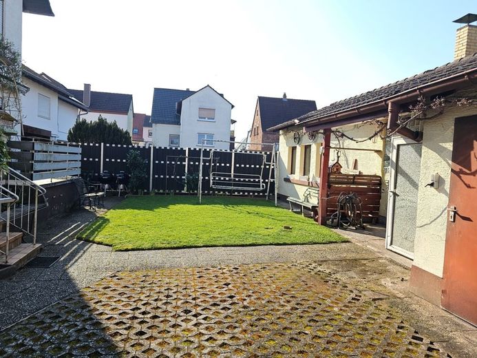 Wohnung in Siegelbach zu vermieten. Gute Aufteilung. Helle Räume. Ideal für Zweisamkeit ... – 5268 - Rasenfläche im Hof