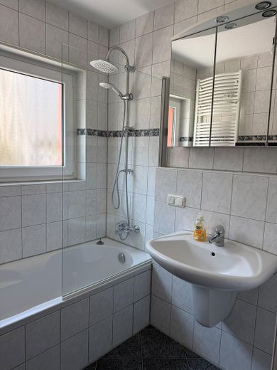 sehr gepflegte 3 Zimmerwohnung mit Balkon in ruhiger Wohnlage von Seeheim – Badezimmer