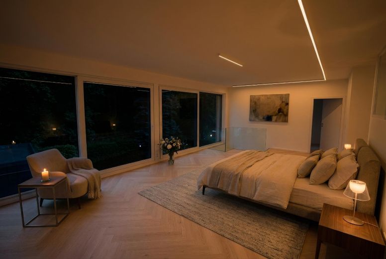 Freistehendes Designhaus am Wald | hochwertig modernisiert , einzugsbereit | 7 Stellplätze – KI_OG_Schlafzimmer_bei_Nacht