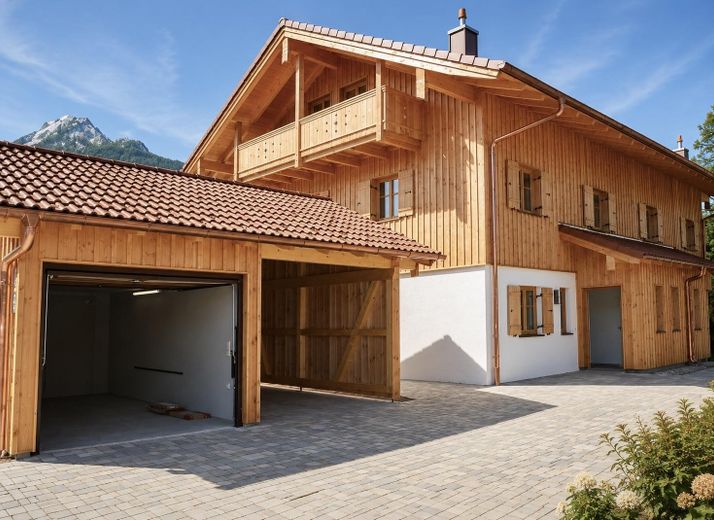 Ansicht mit Garage/Carport