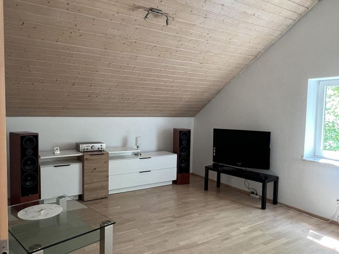 Spacious Modern Semi-Detached House with Potential – OG Wohnraum mit Parkett