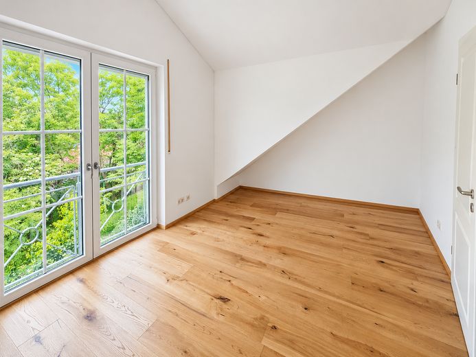 Schöne DG-Wohnung mit Einbauküche im Herzen Haar's – Titelbild